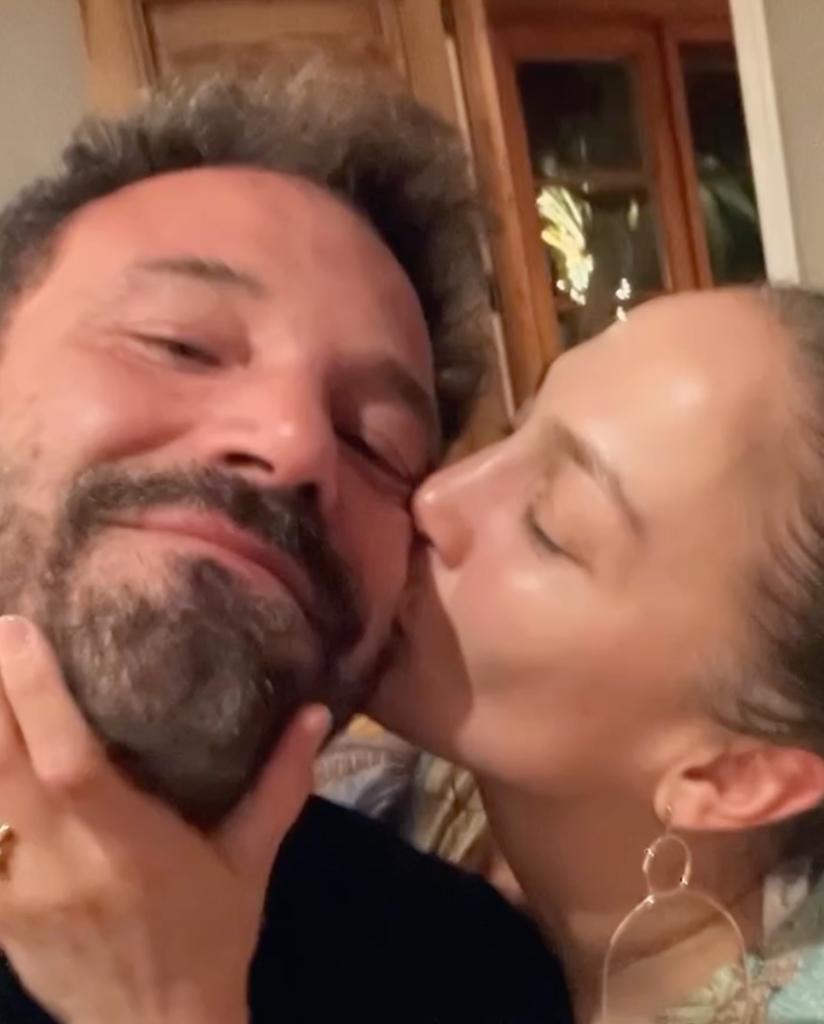 Ben Affleck and Jennifer Lopez kissing selfie