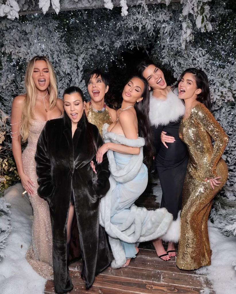 Kim Kardashian, Kourtney Kardashian, Khloé Kardashian, Rob Kardashian, Kendall Jenner, Kylie Jenner and Kris Jenner posing for a photo together