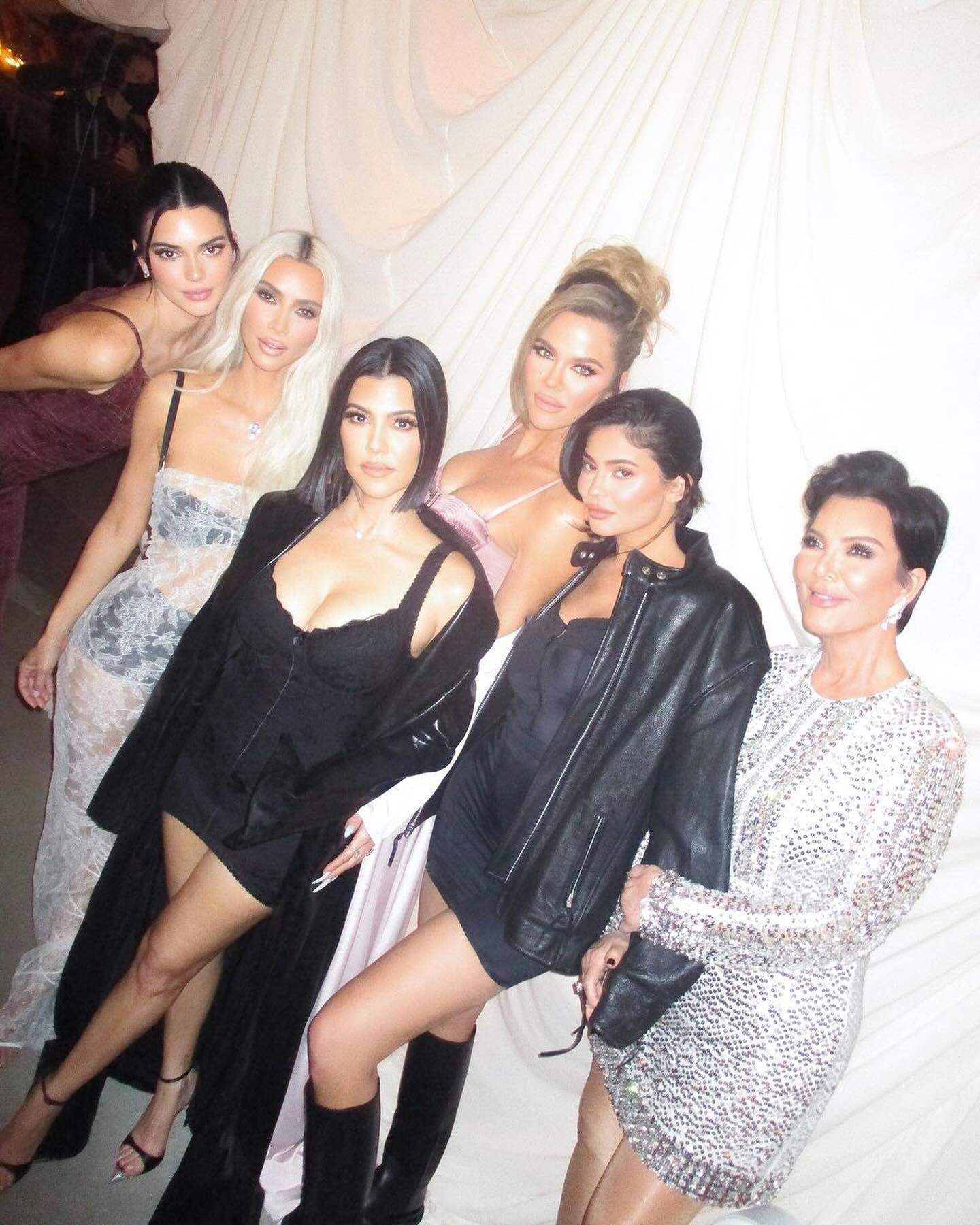 Kim Kardashian, Kourtney Kardashian, Khloé Kardashian, Rob Kardashian, Kendall Jenner, Kylie Jenner and Kris Jenner posing for a photo