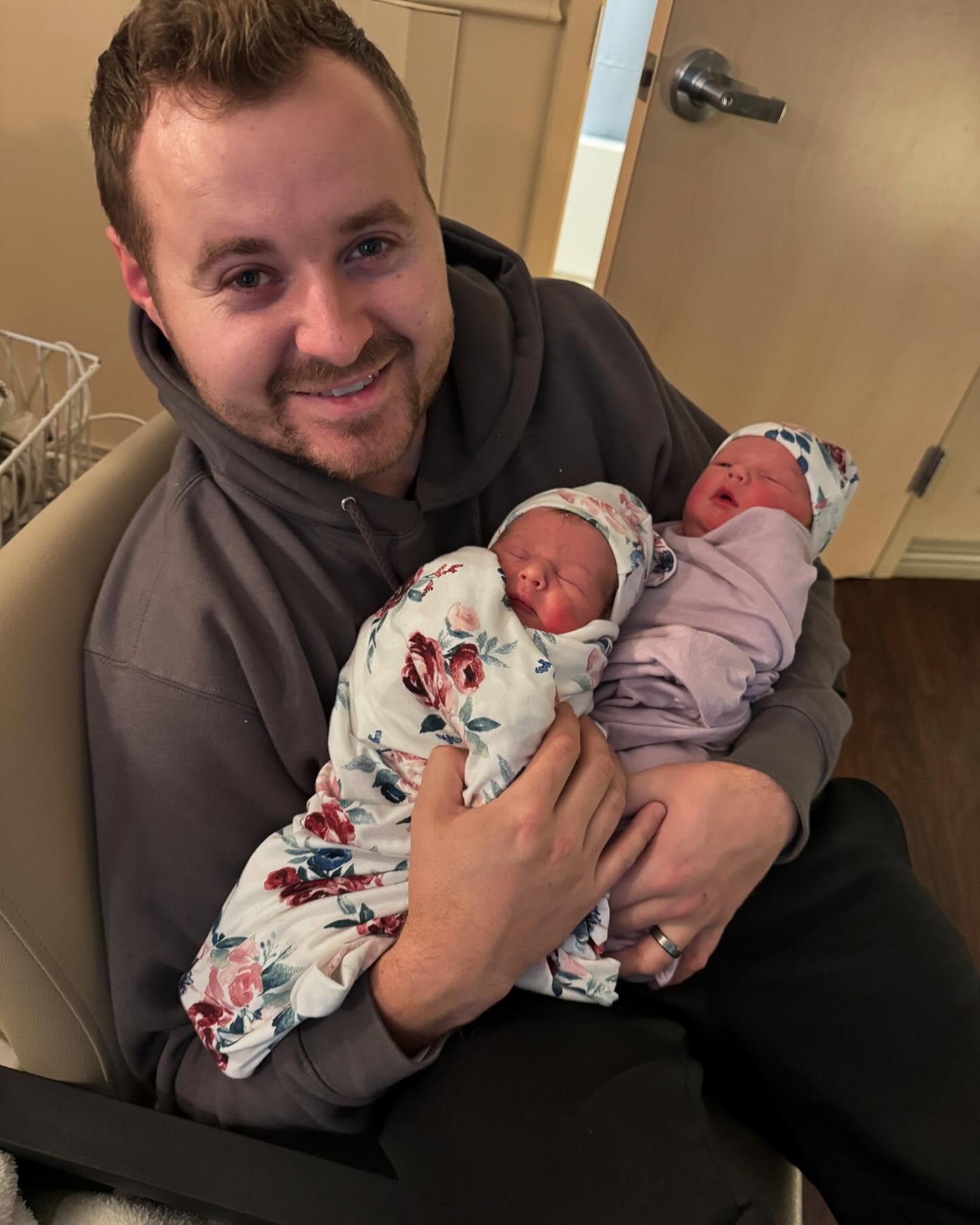 Jedidiah Duggar with his twin daughters