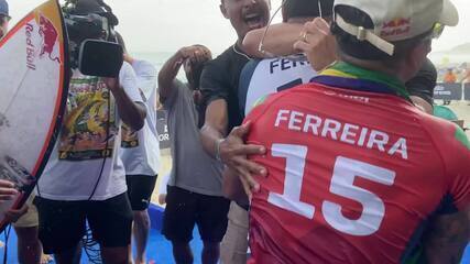 Italo Ferreira abraça pai pela primeira vez após título em Saquarema