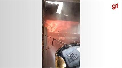 Incêndio em casa mobiliza equipes do Corpo de Bombeiros em Várzea Paulista