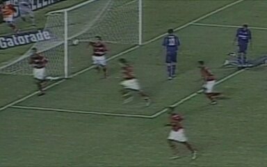 Em 2005, Flamengo e Cruzeiro empatam por 1 a 1 pelo Campeonato Brasileiro