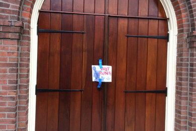 おしゃれな玄関 (濃色木目調のドア) の写真