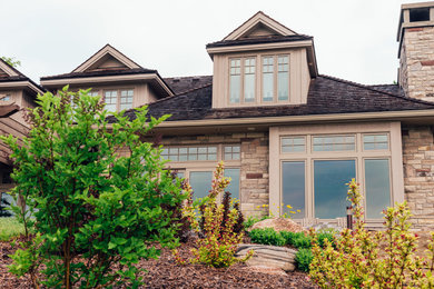 Inspiration for a mid-sized craftsman beige one-story vinyl house exterior remodel in Toronto with a hip roof and a shingle roof