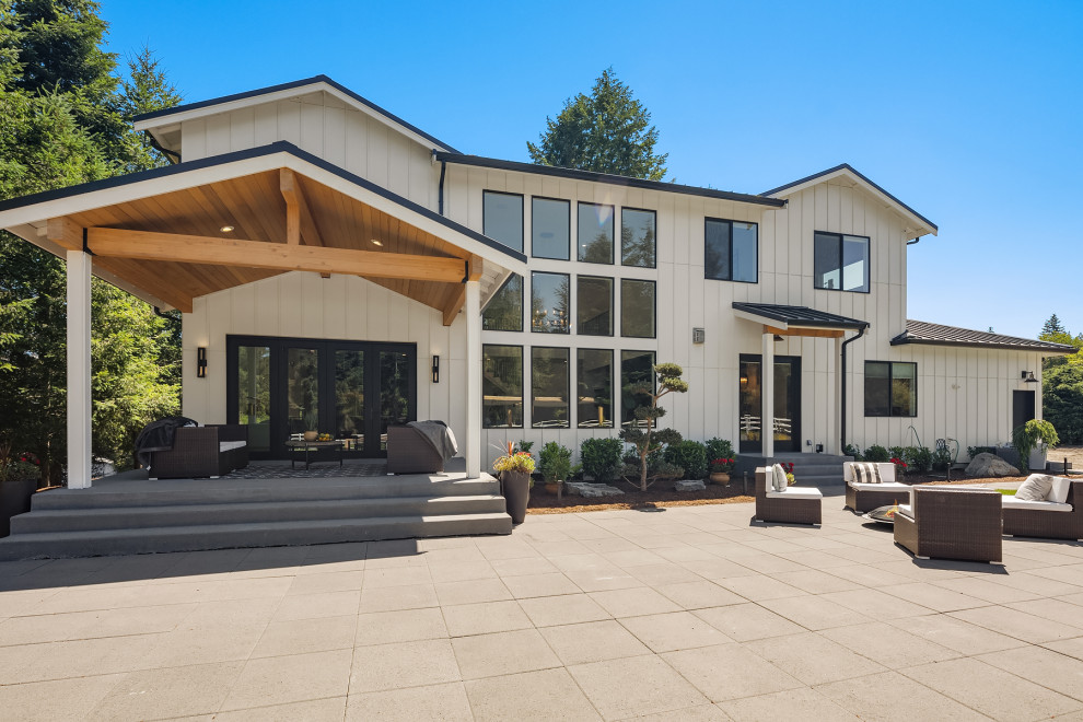 Example of a transitional home design design in Seattle