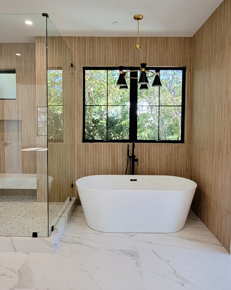 Großes Modernes Badezimmer En Suite mit freistehender Badewanne, Eckdusche, braunen Fliesen, Fliesen in Holzoptik und Falttür-Duschabtrennung in Los Angeles