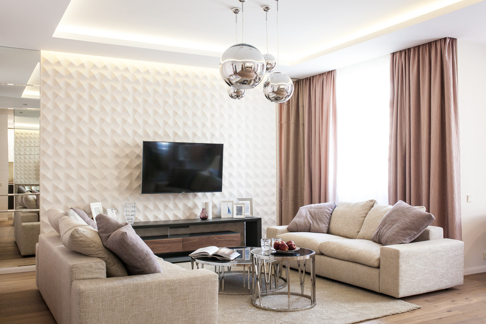 Modernes Wohnzimmer ohne Kamin mit weißer Wandfarbe, braunem Holzboden, TV-Wand und braunem Boden in Moskau