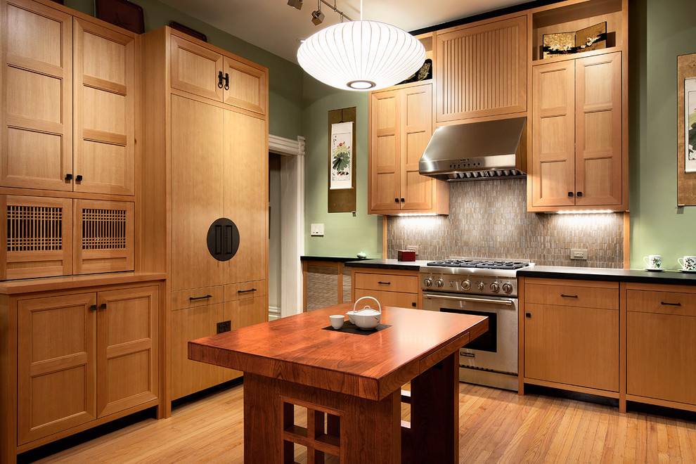 サンフランシスコにあるアジアンスタイルのおしゃれなキッチン (木材カウンター、中間色木目調キャビネット) の写真