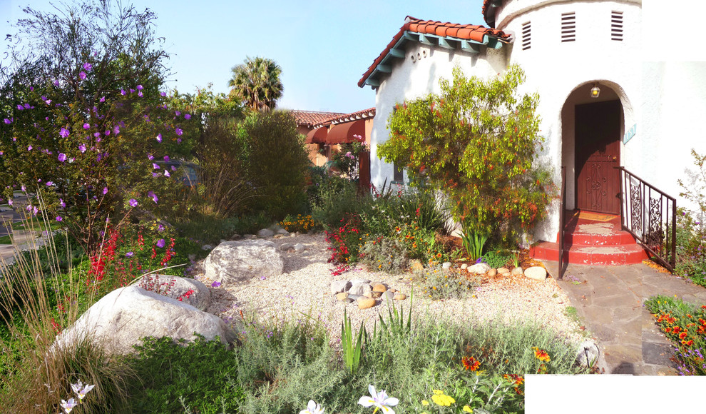 ロサンゼルスにある地中海スタイルのおしゃれな庭の写真