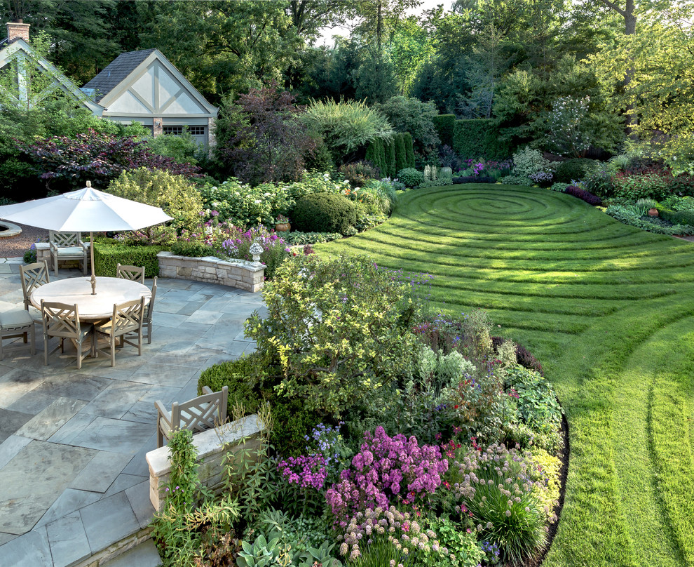 Photo of a traditional backyard formal garden in Chicago.