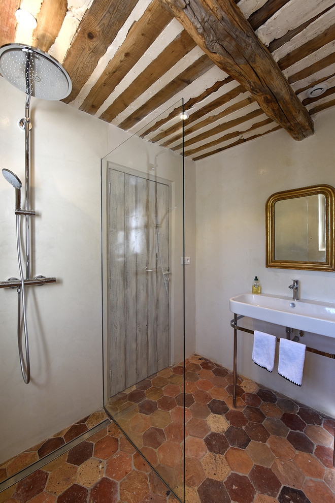 Tuscan 3/4 terra-cotta tile and red floor bathroom photo in Marseille with beige walls and a console sink