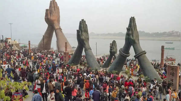 Record crow​d at temples in UP