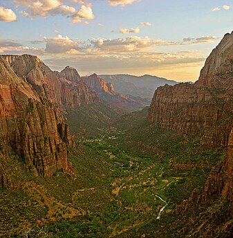 Vue d'Angels Landing en regardant vers le sud au coucher de soleil.