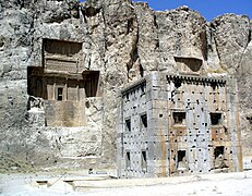 Ka'ba-ye Zartosht (La "ka'ba di Zoroastro": struttura a forma di cubo in primo piano), tempio zoroastriano di epoca achemenide. Sullo sfondo, Naqsh-e Rostam.