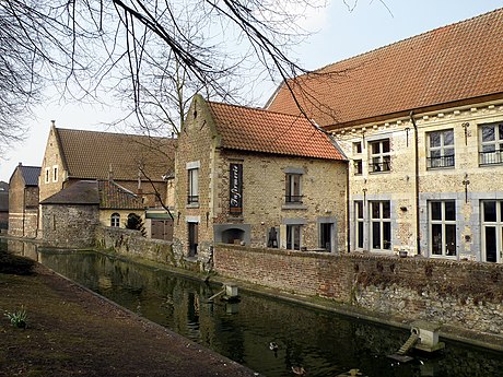 L'infirmerie du béguinage et un vestige de l'ancienne enceinte de la ville.