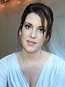 Melanie Lynskey (Julie Bingham)