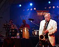 Klaus Doldinger mit Saxophon bei der Düsseldorfer Jazz-Ralley 2004