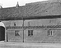 Nrn. 6–12: Brauhaus des Burgklosters aus dem 13. Jahrhundert mit Terracottafries