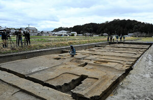 石神遺跡東側で確認された大規模区画の掘っ立て柱塀跡=奈良県明日香村、塚本和人撮影