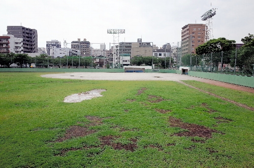 豪雨の際は貯水池になる野球場＝2013年6月24日、福岡市博多区