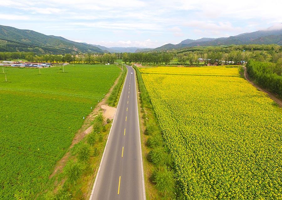 Check out the spectacular views along a 180-kilometer road in Chengde, North China\'s Hebei Province. Named \