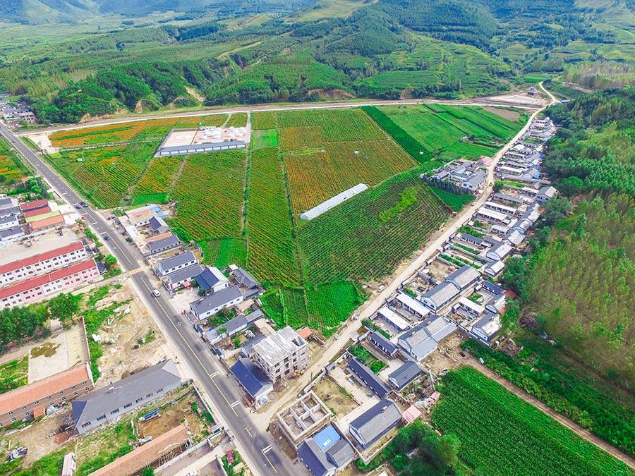 Check out the spectacular views along a 180-kilometer road in Chengde, North China\'s Hebei Province. Named \