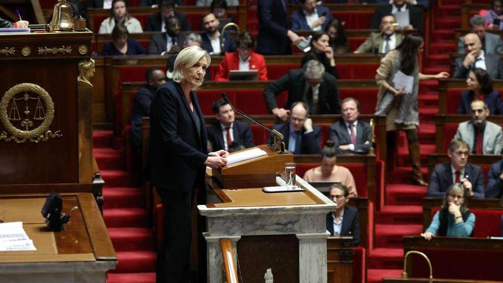 Frankreich in der Krise: Opposition stürzt Premierminister Barnier – Le Pen macht Druck auf Macron