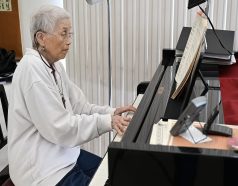 Chinese-born pianist leads choir for Jewish congregation in Laguna Woods
