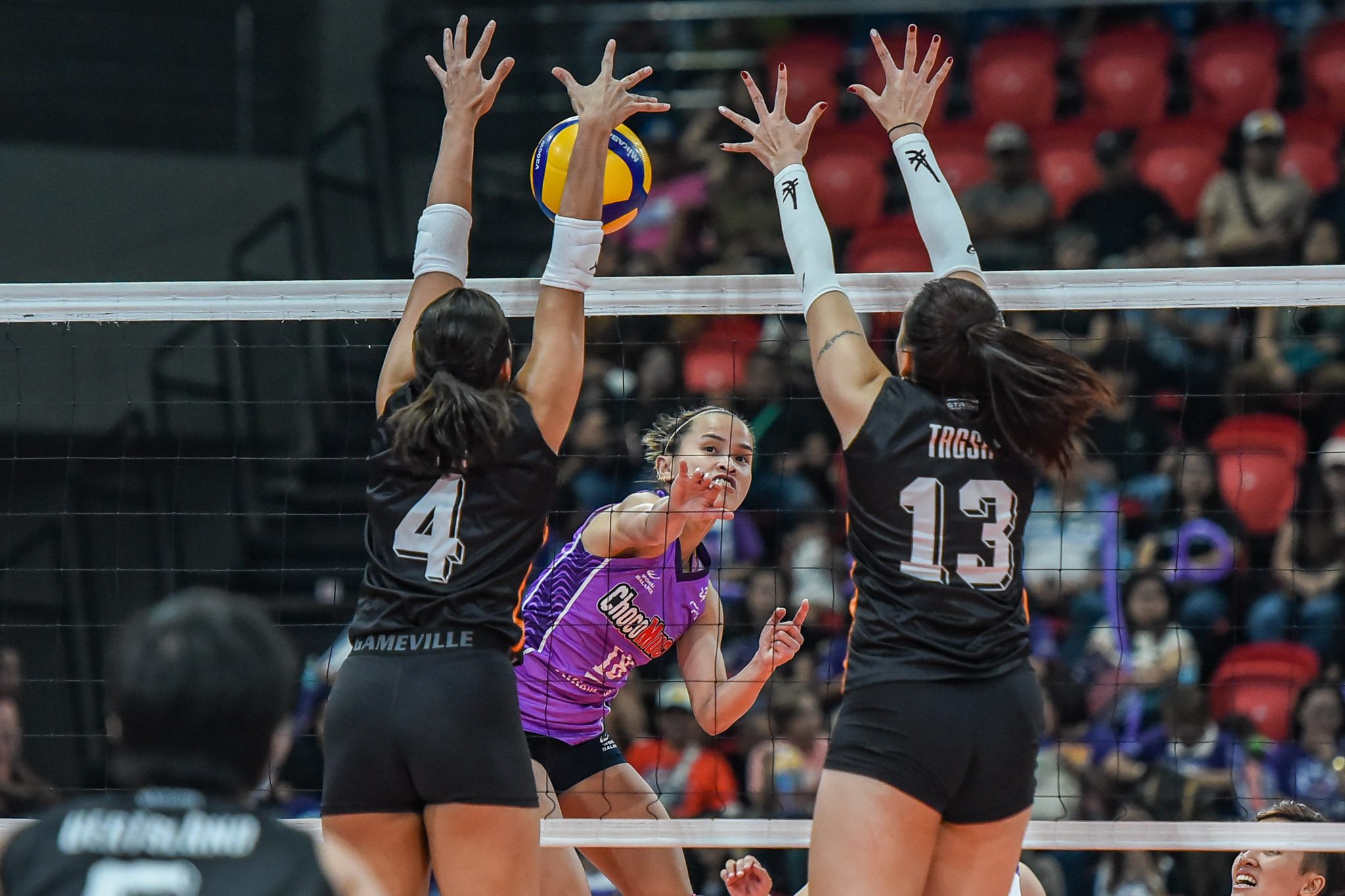 Choco Mucho blows 2-set lead, hangs on to snap skid against Farm Fresh