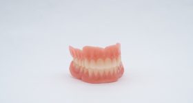 3D Systems’ jetted, monolithic dentures utilizes multiple materials to deliver a durable, long-wear, aesthetically beautiful prosthetic to the patient. Image via 3D Systems.