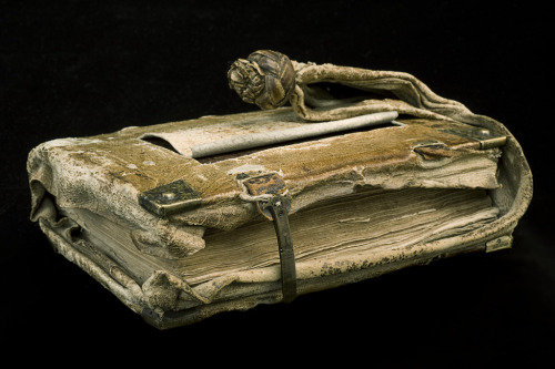 Medieval book transport
You are looking at two ‘wraps’ (top), the outside and inside of a box (middle), and a leather satchel (bottom). What they share is not just their old age (they are all medieval), but also the purpose for which they were made:...