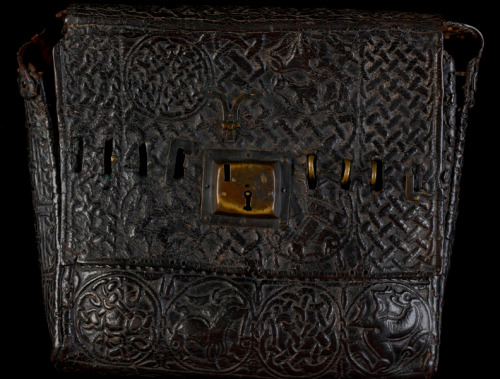 Medieval book transport
You are looking at two ‘wraps’ (top), the outside and inside of a box (middle), and a leather satchel (bottom). What they share is not just their old age (they are all medieval), but also the purpose for which they were made:...