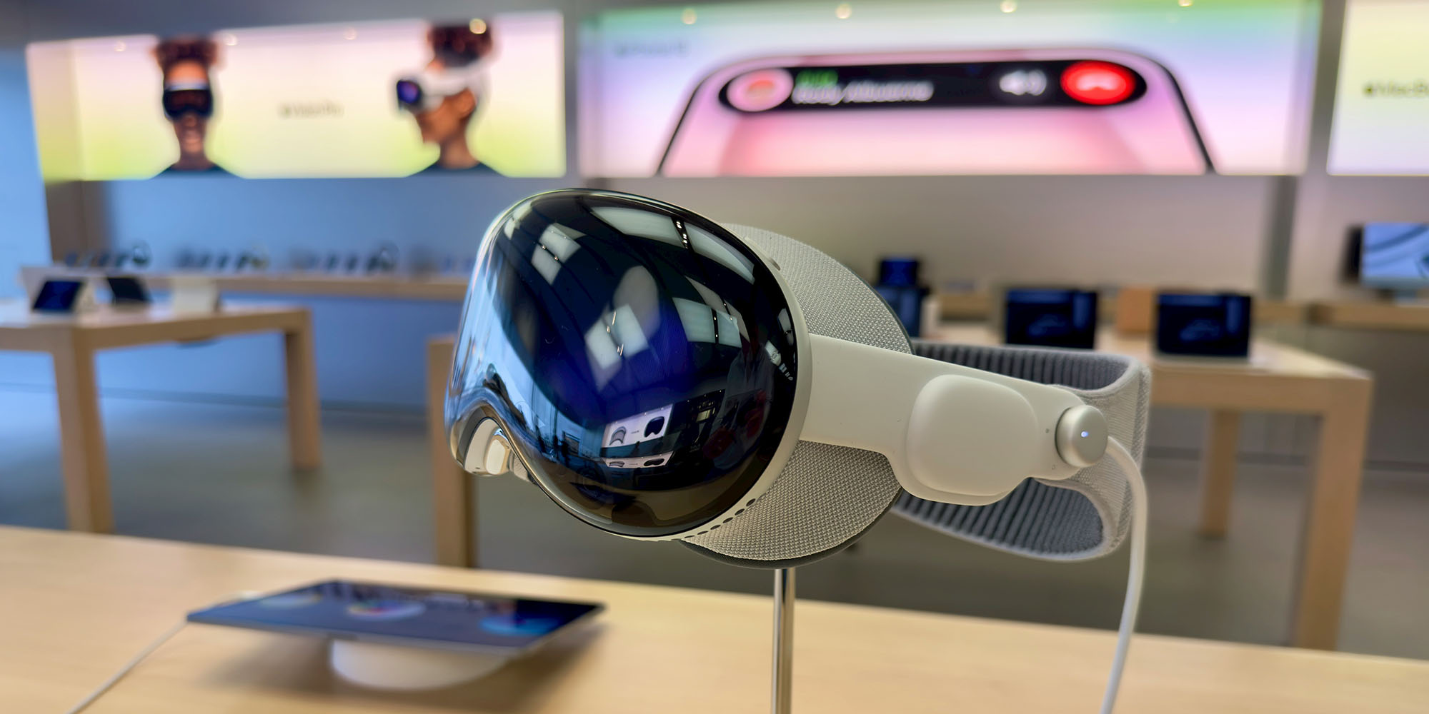 Vision Pro demand | Display model in Apple Store