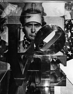   L'artista Robert Indiana con la sua scultura LOVE, firmata Da Jack Mitchell 