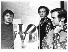 Gli artisti Robert Willenbecker, Robert Indiana e William Katz con la scultura "LOVE".