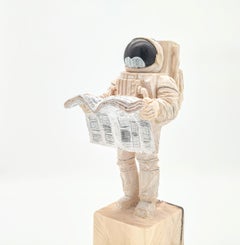 ''Notizie dalla Terra'' Scultura in legno unica di un astronauta con un giornale