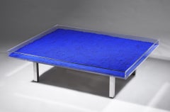 Yves Klein - Tisch Bleu - Plexiglas Blau IKB Pigmentglas Chrom Aluminium Chrom 