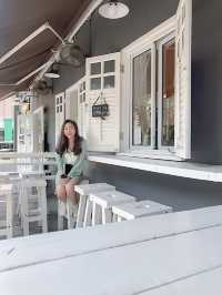 Bright & Cozy Café At Jalan Pinang