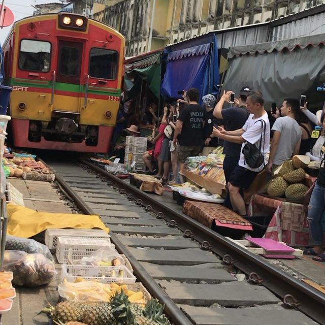 千奇百趣的美功鐵路市場