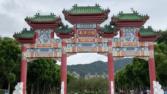 園內地勢依山傍水，建築饒富中國風味。公園遠眺可望及信義區四獸