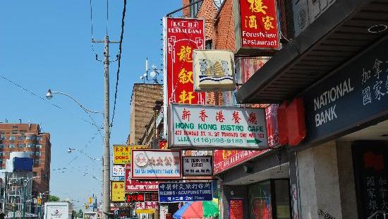 唐人街的主要街道是士巴丹拿街(Spadina Avenue)