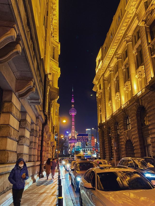 Multichromatic faces of The Bund