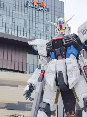 Freedom Gundam Statue