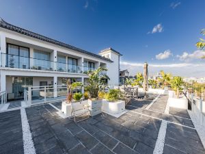 Re-visit the sea view courtyard