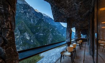 Moye · Snow Mountain Cliff Hotel