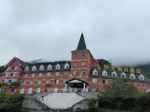 Xiling Xueshan Yangguang Holiday Hotel