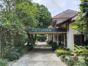 The Family Garden Guest House powered by Cocotel