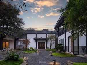 Emei Mountain and Courtyard. Jingzhu Shiguang Hot Spring Hotel