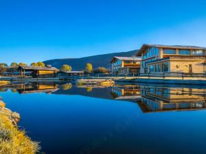 Yilahai Jijing Manor (Shangri-La Ten Miles Snow Mountain)